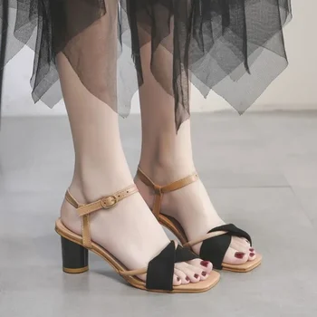 Женская обувь; Модные летние женские сандалии; однотонная женская обувь с квадратным носком и пряжкой в одно слово; Женская обувь на среднем каблуке с открытым носком