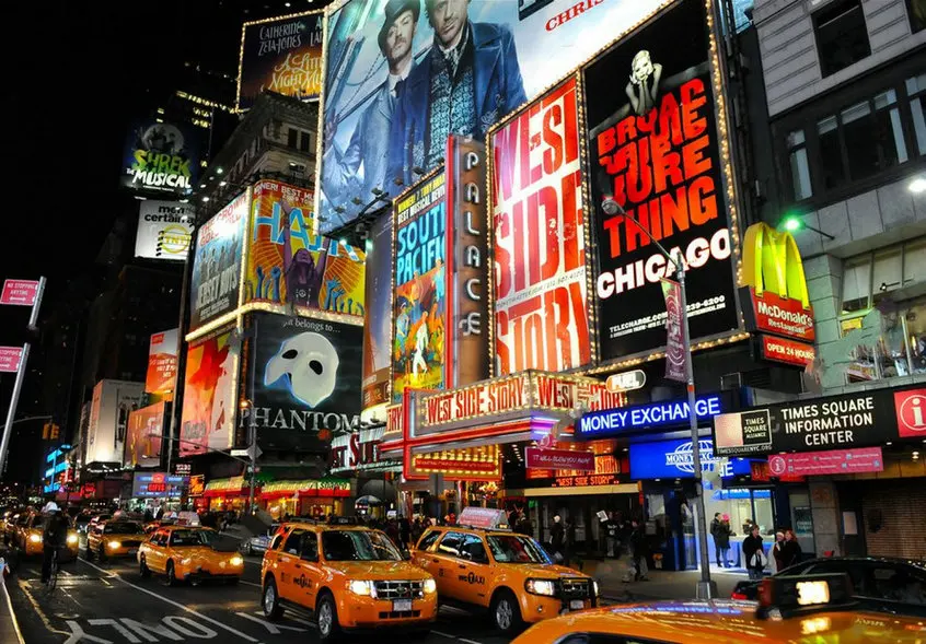 горизонт Нью-Йорка; Ночная улица Бродвея; желтый фон; Высококачественная компьютерная печать; настенные фоны. - 1